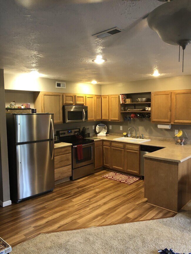 Building Photo - 2020 Grandview Dr