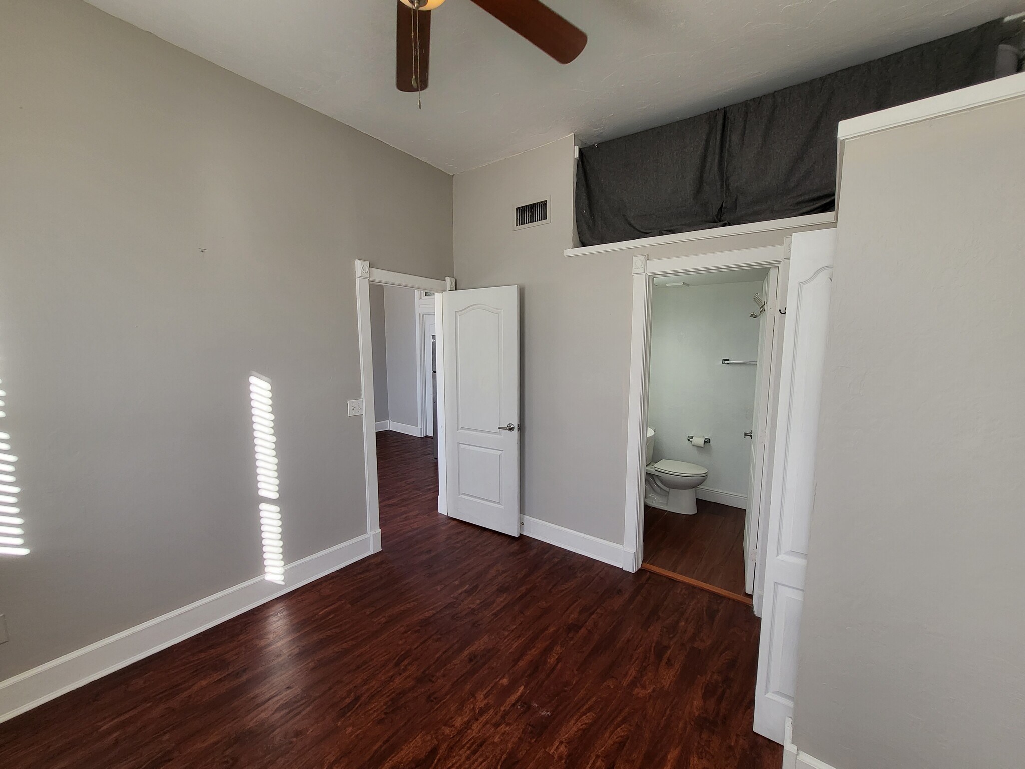 Building Photo - 427 10th Ave W