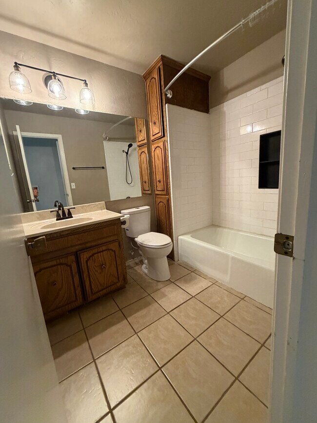 Building Photo - 418 Britton Ct