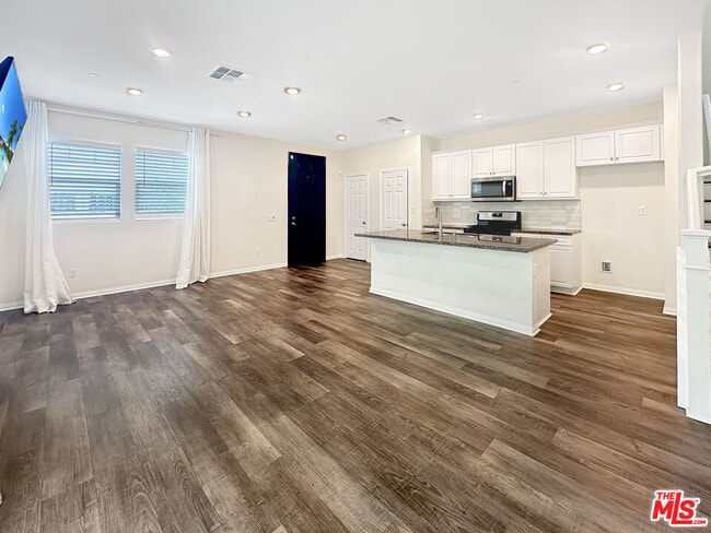 Building Photo - 27607 Sawtooth Ln