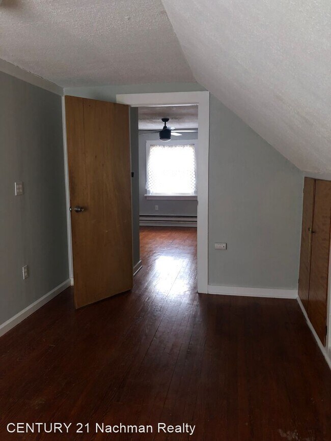 Building Photo - 3 br, 1 bath House - 20 W Southampton Avenue