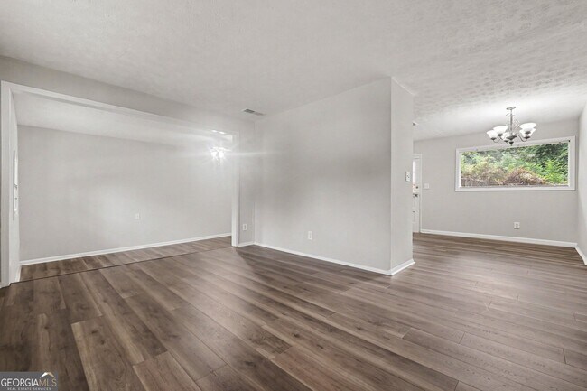 Building Photo - 1315 Pineglen Dr