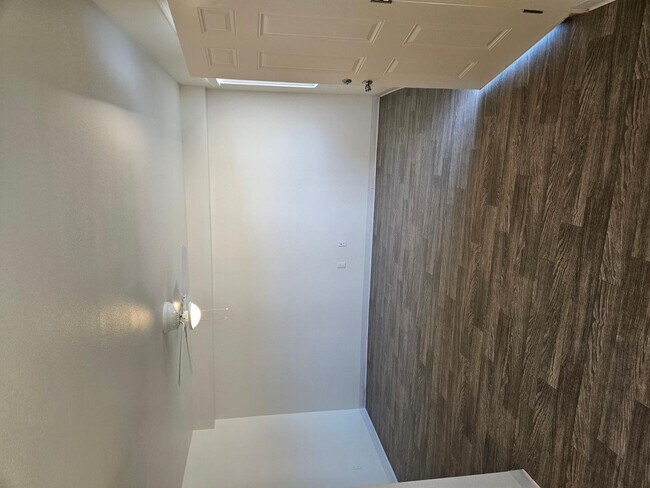 Building Photo - 1241 E Cinnabar Ave