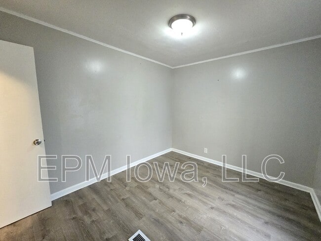 Building Photo - 214 Edwards St