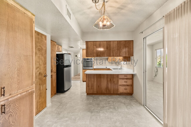 Building Photo - 4938 E Earll Dr
