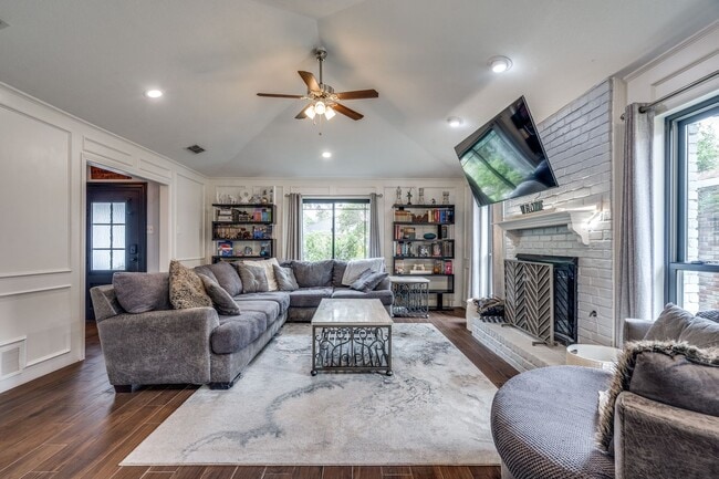 Building Photo - 1108 Richland Oaks Dr