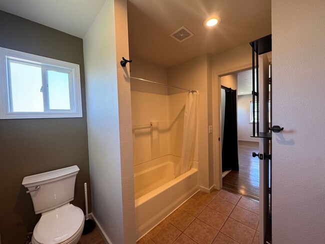 Building Photo - 3 Bedroom In East Tacoma!