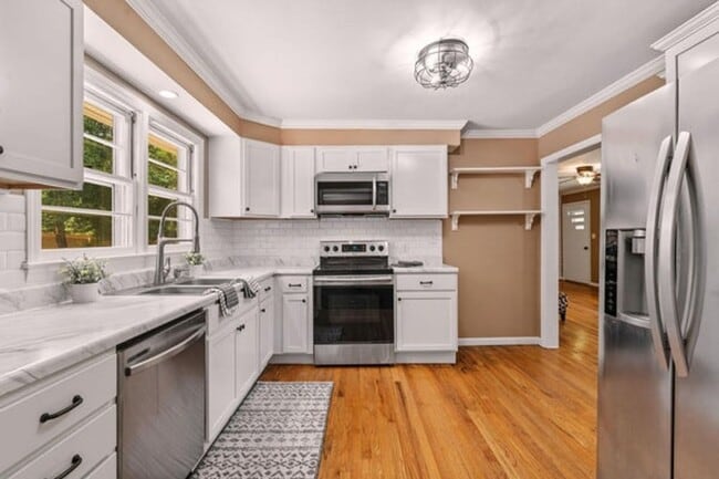Building Photo - 3005 Pine Dr NE