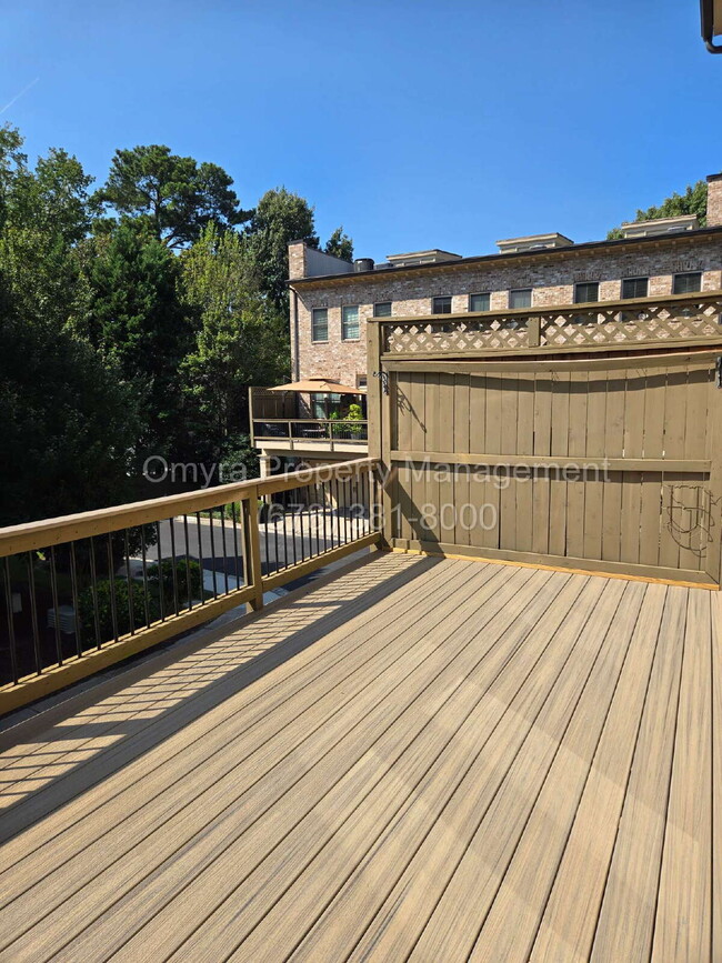 Building Photo - Gorgeous Townhouse near Ansley Mall!