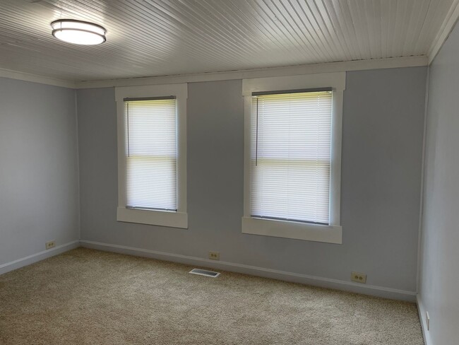 Building Photo - NEWLY RENOVATED 3 BED, 1.5 BATH WITH BONUS...