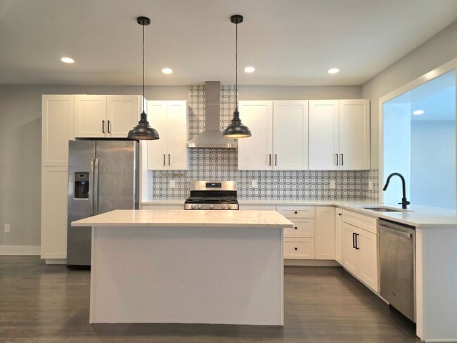 Building Photo - Gorgeous one of a kind 5 bedroom home fully updated