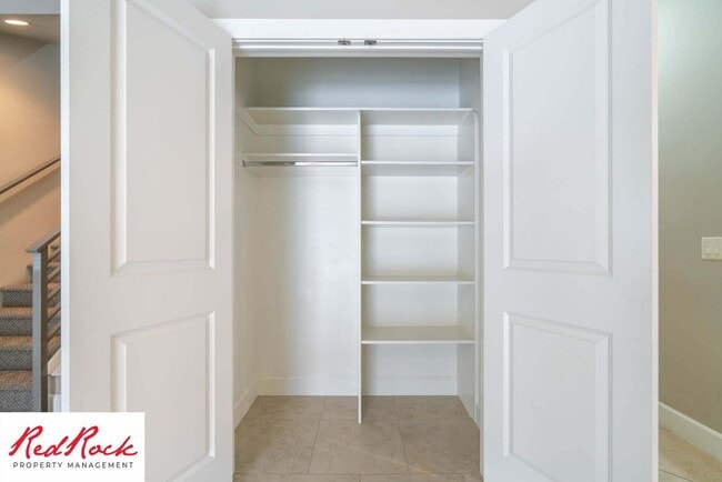 Building Photo - Spacious 4 Bedroom, 2.5 Bathroom Centrally...