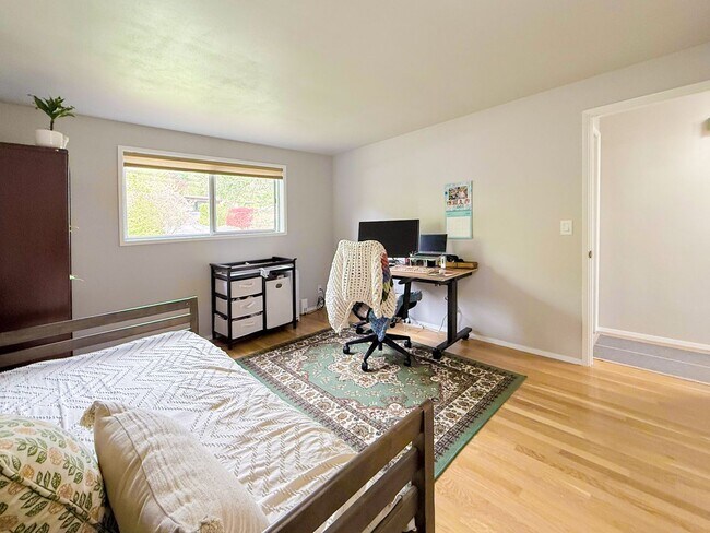 Building Photo - Gorgeous Campus Close Home