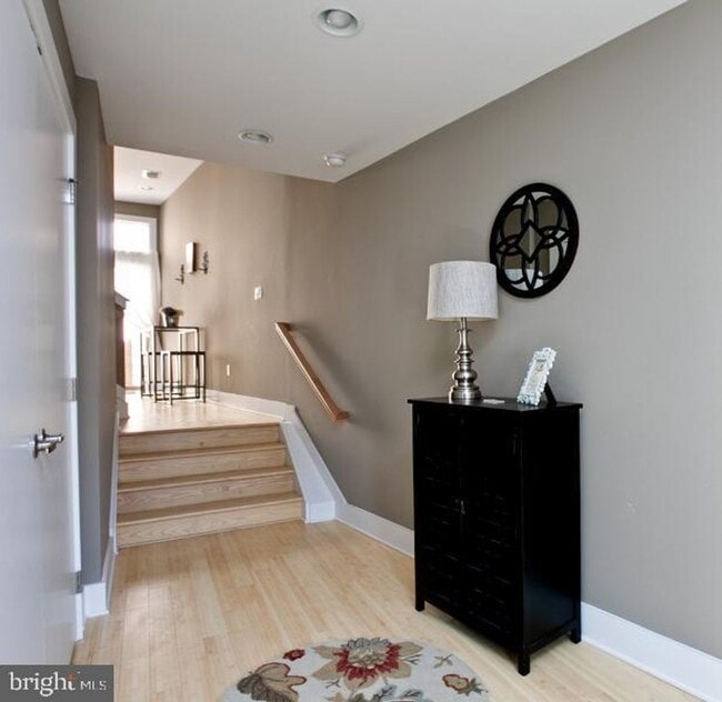 Building Photo - Queen Village Townhome with Parking