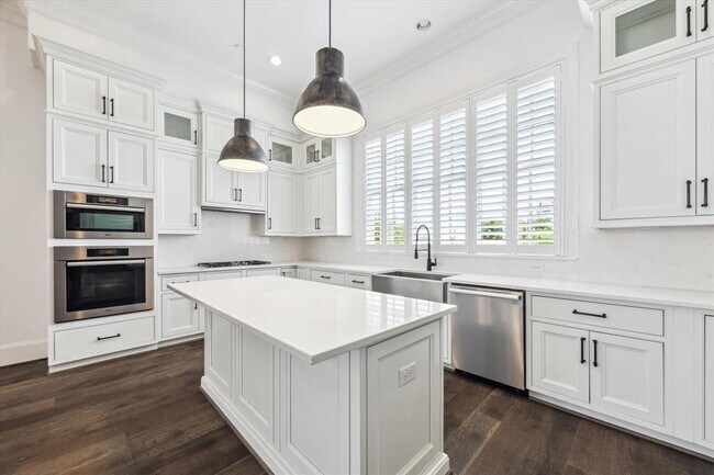 Building Photo - 3850 Glen Arbor Dr