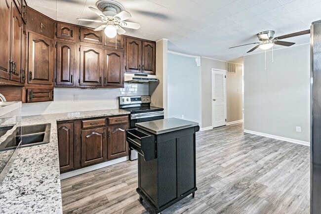 Building Photo - 3 bedroom, 1 bath, newly renovated ranch in Todd Estates, Newark