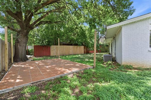 Building Photo - 2204 Dunloe Ave
