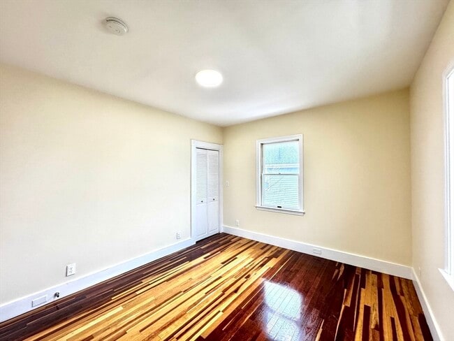 Building Photo - 98 Safford St