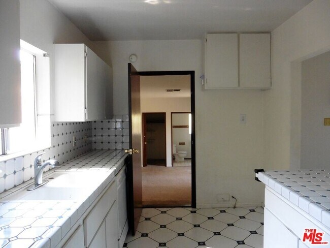Building Photo - 5723 Stansbury Ave