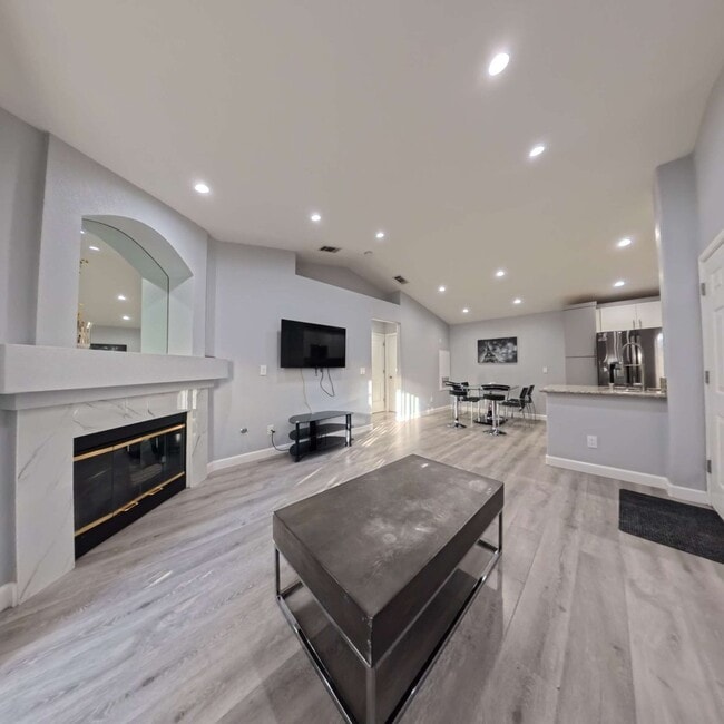 Building Photo - Highly Remodeled | 2nd Floor | Vaulted Ceilings