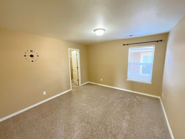 Building Photo - 3 Bedroom Home Available Near N Powers Blvd & Dublin Blvd!