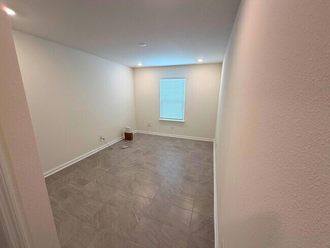 Building Photo - 65 Signet Cir