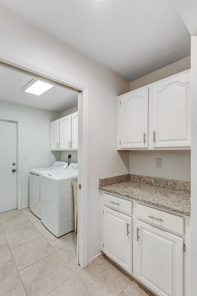 Building Photo - ** LAKEWOOD ** 3 BED / 2 BATH / GARAGE - SINGLE FAMILY HOME - GREAT LOCATION! - PET OK - ANNUAL R...