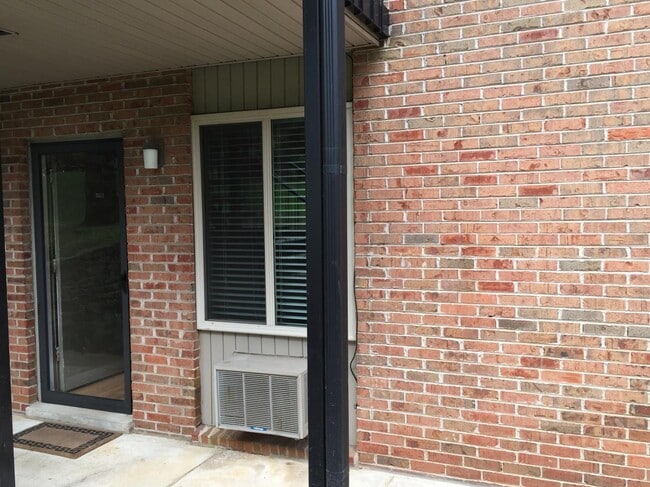 Building Photo - 2601 Hillsboro Pike