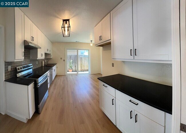 Building Photo - 555 Willow Ct