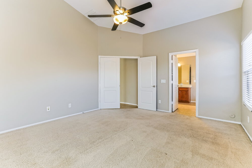 Building Photo - 672 E Lovegrass Dr