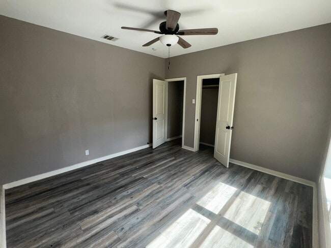 Building Photo - Lovely 3 Bedroom, 2 Bath Bungalow in the H...