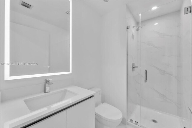 Building Photo - 700 NE 24th St