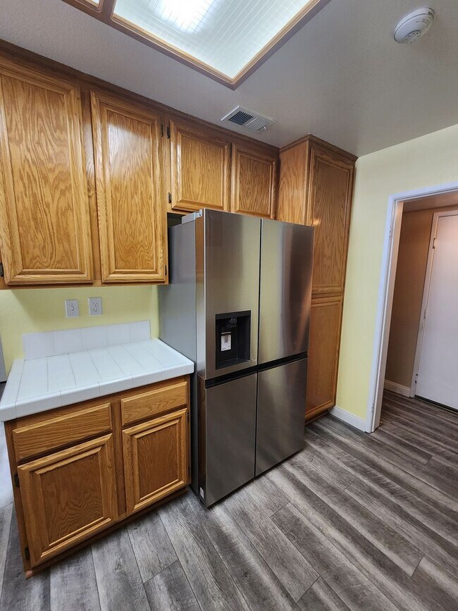 Building Photo - Gorgeous & Spacious 3Bd/2.5Ba, 1,679 SqFt, 2-story Condo - Central A/C & heat, Washer/Dryer - 2 C...