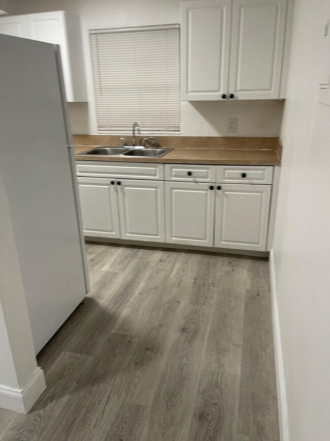 Building Photo - 1245 W 35th St