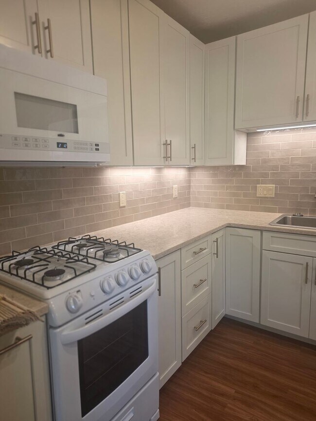 Building Photo - West Side Petaluma Garden Gem - 1 bed 1 bath