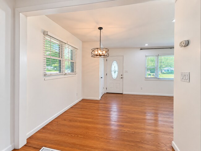 Building Photo - 2579 Bonnybrook Dr SW