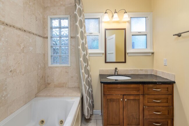 Building Photo - Spacious 3 Bedroom / 2 Bathroom Home in La...