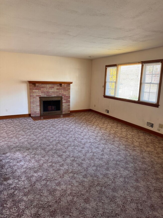 Building Photo - 4 Bedroom || 2.5 Bathroom Home in Boonsboro