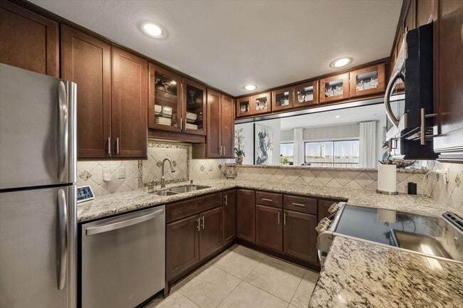 Building Photo - 351 Lakeside Ln