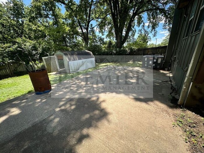 Building Photo - 10005 E 53rd St, Raytown, MO 64133- 3 bd / 1 ba house in Raytown Rent $1250
