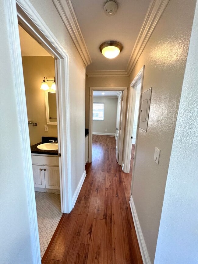 Building Photo - Bright Upstairs 2BR/1.5BA with Parking & G...