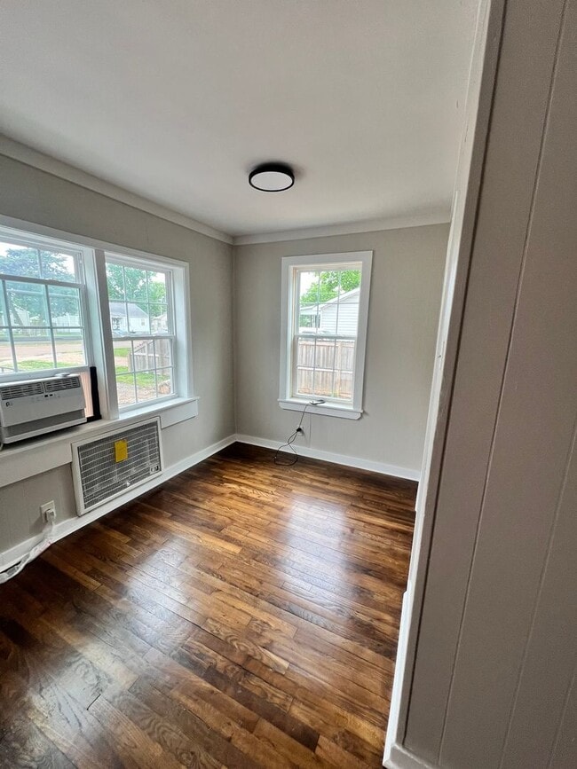 Building Photo - 1 Bedroom Duplex