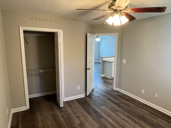 Building Photo - Remodeled 2 Bed, 2 Bath Duplex Unit in Kan...