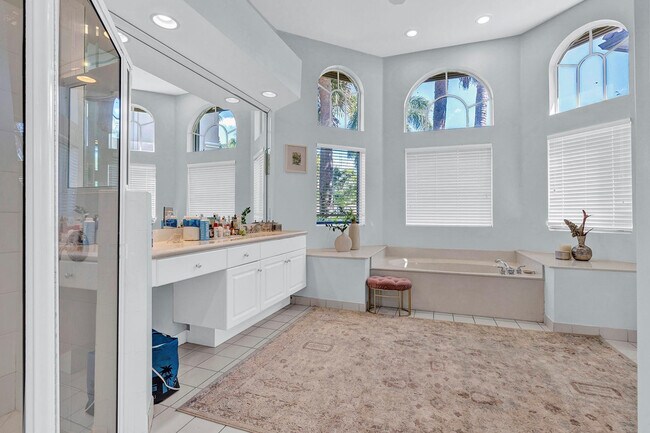 Building Photo - 9737 Parkview Ave