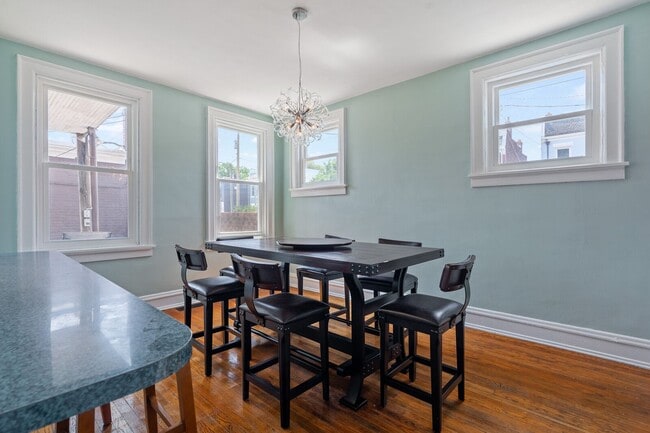 Building Photo - Classic Fan Rowhome for Lease