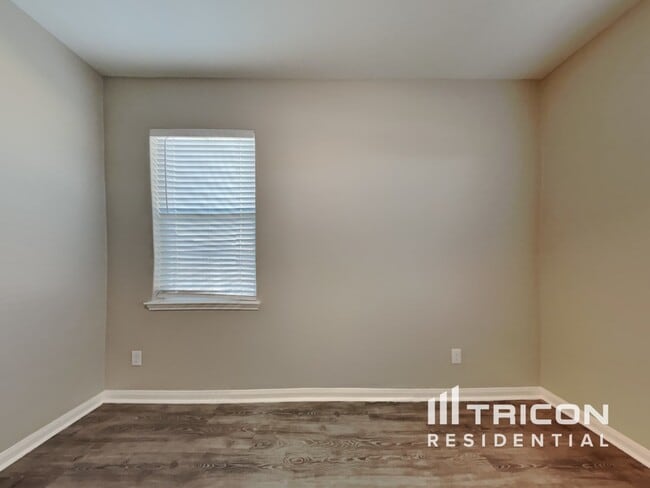 Building Photo - 1502 Tulip Ln