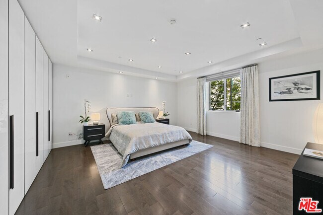 Building Photo - 443 N Palm Dr