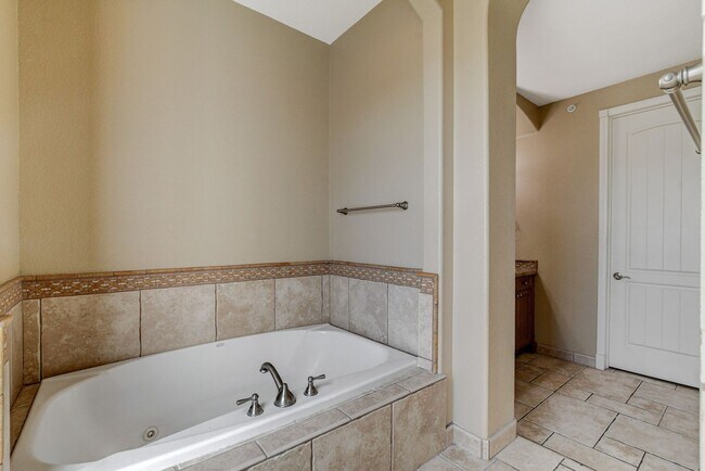 Building Photo - Luxury Resort Style Condo in Lake Las Vegas