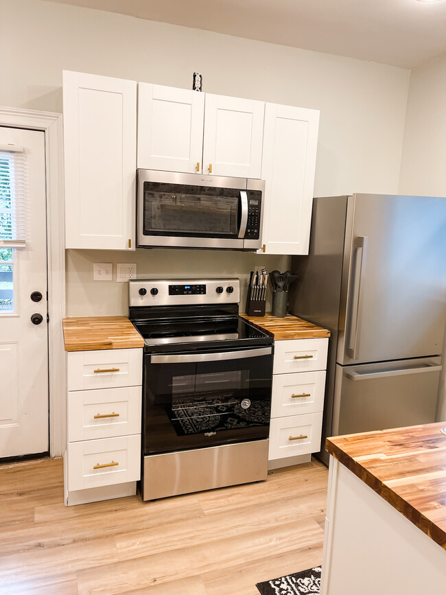 Building Photo - Furnished 2 bed 1 bath on 38th