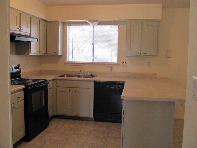 Building Photo - NE ENCHANTED MESA 3/BD 2/BA 2/CG